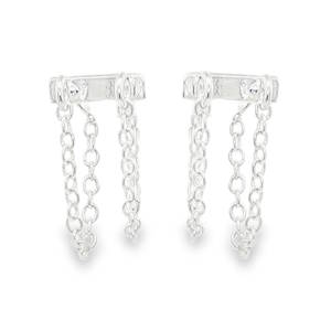 Apportez une touche de modernité audacieuse à votre style avec ces boucles d'oreilles uniques en argent 925/000. Alliant minimalisme géométrique et mouvement fluide, ce modèle se distingue par son design architectural et son éclat argenté. Chaque boucle présente une barre horizontale rigide au fini poli, qui vient se positionner délicatement sur le lobe. Deux chaînes en maille juchée tombent en cascade de chaque côté de la barre, créant un jeu de lumière captivant à chacun de vos mouvements.