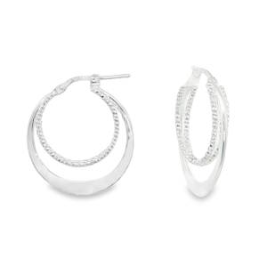 Apportez une touche de sophistication moderne à votre allure avec ces magnifiques boucles d'oreilles créoles doubles en argent 925/000. Conçues pour capturer la lumière sous tous les angles, elles allient finesse artisanale et design contemporain. Ces créoles se distinguent par leur structure à double rangée imbriquée. L'anneau intérieur présente une texture ciselée et travaillée, offrant un effet diamanté qui scintille intensément au moindre mouvement. L'anneau extérieur, plus large et lisse, affiche une finition polie miroir ultra-brillante qui encadre délicatement le premier anneau pour un contraste de textures saisissant.
