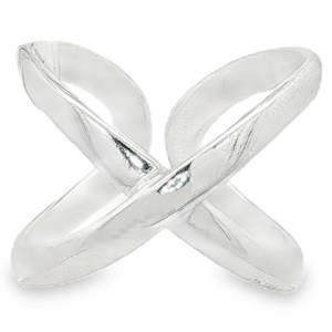 Cette bague en argent 925/000 présente un design de bande croisée moderne et minimaliste. Son allure élégante et épurée en fait un accessoire parfait pour une utilisation quotidienne ou pour compléter une tenue sophistiquée. La finition lisse et brillante de l'argent rehausse son aspect contemporain. Taille ajustable.