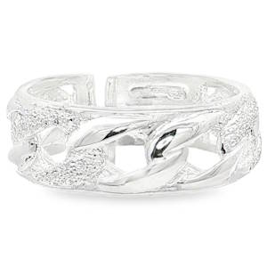 Cette bague bandeau en argent, aux allures contemporaines, est conçue pour captiver. Sa finition en argent 925/000 accentue l'éclat du métal précieux, tandis que la conception à maillons entrelacés confère un caractère audacieux. Un bijou distinctif qui exprime une élégance moderne. Taille ajustable.