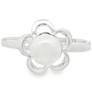 Bague cocktail en argent 925/000 blanc ornée d'une perle ronde de style cabochon. Cette pièce classique revisite l'élégance intemporelle avec une touche florale. Un bijou raffiné pour sublimer votre style.