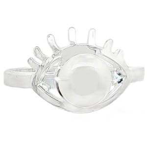 Arborez un style mystique avec cette bague œil en argent 925/000, finement travaillée et ornée d'une perle nacrée. Ce bijou original apportera une touche spirituelle et tendance à votre look. Idéale pour celles qui aiment affirmer leur personnalité avec élégance et originalité.