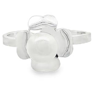 Sublime bague cocktail en argent 925/000, ornée d'une perle nacrée de forme ronde et taillée en cabochon. Le design floral apporte une touche de fraîcheur et d'élégance intemporelle. Parfaite pour sublimer vos tenues de soirée ou pour offrir un cadeau raffiné.