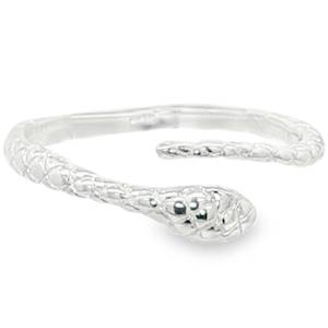 Arborez un symbole de transformation avec cette bague serpent en argent 925/000. Un anneau enroulé qui capture l'essence du renouveau et de la protection. Sa finition polie offre un éclat subtil, parfait pour compléter votre style quotidien avec une touche de mystère et d'élégance. Taille ajustable.