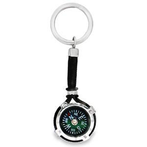 Porte-clés boussole élégant avec une cordelette tressée noire. Un accessoire pratique et raffiné pour les aventuriers et les voyageurs. Design compact et durable, idéal pour une utilisation quotidienne. Indique les points cardinaux avec précision pour vous guider lors de vos déplacements. Un cadeau parfait pour ceux qui aiment explorer.