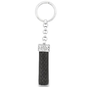 Ce porte-clés élégant allie fonctionnalité et style. Doté d'un design sophistiqué, il présente une finition en acier argenté brillante et un ornement en cuir tressé. Un accessoire distinctif pour organiser vos clés avec une touche de luxe subtile.