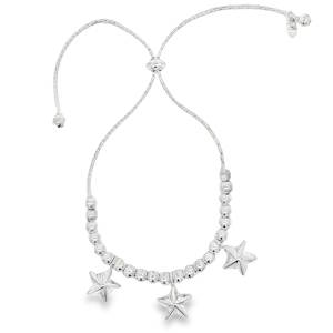 Ce charmant bracelet en argent 925/000, agrémenté d'étoiles scintillantes, apportera une touche d'éclat à votre poignet. Son design délicat et sa finition soignée en font un accessoire idéal pour toutes les occasions. Facile à ajuster, il s'adapte parfaitement à votre style et vous accompagnera au quotidien.