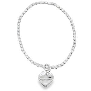 Ce bracelet élastique de perles en argent 925/000 présente un design délicat et intemporel. Les perles argentées, finement polies, offrent un éclat subtil et élégant. Un charm en forme de cœur, également en argent sterling, ajoute une touche de romantisme et de sophistication à ce bijou raffiné. Parfait pour compléter une tenue avec une touche de subtilité.
