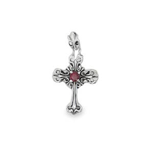 Découvrez ce pendentif en argent 925/000, orné d'un cabochon de rubis rouge d'imitation. Le design complexe du pendentif croisé met en valeur le rubis d'imitation central, apportant une touche d'élégance classique. Un bijou raffiné qui combine spiritualité et beauté intemporelle.