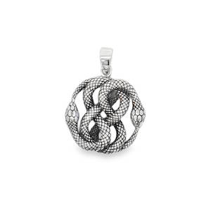 Arborez un symbole de transformation et de mystère avec ce pendentif serpent en argent 925/000. Son design complexe, évoquant une élégance rebelle, fait de ce bijou une pièce marquante. Idéal pour ajouter une touche audacieuse à votre style, ce pendentif est un véritable talisman contemporain. Le cadeau parfait pour Halloween.