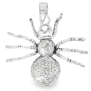 Apportez une touche d'originalité et de mystère à votre style avec ce magnifique pendentif en forme d'araignée. Conçu avec un grand souci du détail, ce bijou en argent se distingue par ses finitions texturées et son design à la fois audacieux et élégant. Un accessoire de caractère, parfait pour les amateurs de style gothique, rock, ou simplement pour ceux qui aiment les bijoux animaliers au symbolisme fort (créativité, patience et destin).