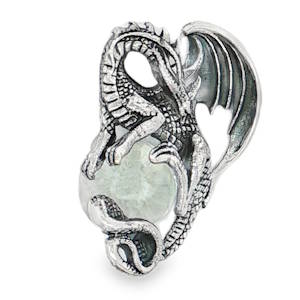 Ce magnifique pendentif en argent massif (finition vieillie) met en scène un dragon fantastique sculpté avec une grande précision. Créature de légende et symbole de protection, le dragon est représenté en train d'enlacer une délicate sphère centrale. Le cœur du pendentif abrite une bille translucide, enserrée par les griffes et la queue sinueuse du dragon. Un bijou au style gothique, féerique ou médiéval, idéal pour les passionnés d'univers fantastiques.