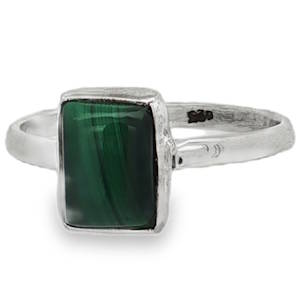 Découvrez cette élégante bague solitaire en argent 925/000, rehaussée d'une malachite à la coupe émeraude captivante. La pierre, taillée en cabochon, révèle des nuances de vert profondes. Un bijou qui allie l'éclat de l'argent à la beauté naturelle de la malachite, parfait pour ajouter une touche d'élégance à votre style.