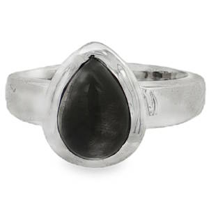 Arborez une élégance mystique avec cette bague solitaire en argent 925/000. Au cœur de ce bijou, un obsidienne taillée en cabochon poire, dévoile des nuances profondes et envoûtantes. Le poli de la pierre, bien que modeste, met en valeur la singularité de l'obsidienne, faisant de cette bague une pièce unique.