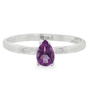 Sublime bague solitaire en argent 925/000, ornée d'une améthyste violette taillée en poire avec une brillance éclatante. La monture en argent blanc met en valeur l'intensité de la gemme, créant un bijou à la fois raffiné et contemporain.