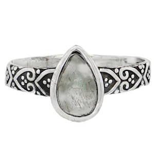 Cette bague solitaire en argent 925/000 arbore une pierre de lune taillée en cabochon poire, capturant un éclat bleu mystique. Le design délicat du corps de bague ajoute une touche d'élégance bohème à cette pièce unique. Un bijou parfait pour celles qui cherchent à exprimer leur individualité avec une touche de raffinement.