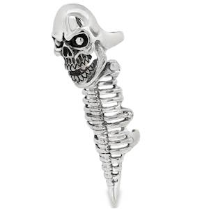 Bague squelette intégrale en argent 925/000, une pièce audacieuse qui s'étend sur toute la longueur du doigt. Son design squelettique unique est finement travaillé pour créer une esthétique à la fois mystérieuse et élégante. Un bijou remarquable qui ne manquera pas de faire sensation.