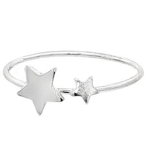 Laissez-vous séduire par le charme minimaliste et féerique de cette bague en argent. Conçue avec finesse, elle se distingue par son anneau très fin et son design asymétrique captivant. La bague met en scène un duo d'étoiles de tailles différentes.