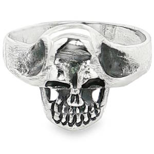 Affirmez votre style avec cette bague de caractère en argent massif, idéale pour les amateurs de looks rebelles, rock ou gothiques. Ce modèle unique met en scène un crâne sculpté, surmonté d'un bicorne ou d'un chapeau de pirate stylisé qui s'intègre parfaitement à la structure de l'anneau.
