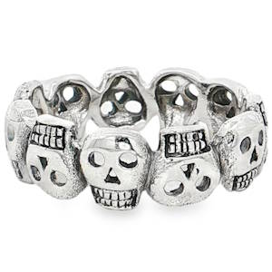 Cette bague de style gothique et rock se distingue par son design audacieux et texturé. Conçue entièrement en argent, elle prend la forme d'un anneau composé d'une succession de crânes sculptés. Une ronde continue de têtes de mort (skulls) minutieusement détaillées, reliées les unes aux autres pour former l'anneau.