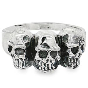 Cette bague en argent massif se distingue par son style résolument gothique, rock et rebelle. L'avant de la bague est orné de trois crânes (skulls) sculptés côte à côte.