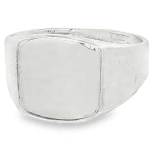 Arborez un style à la fois classique et résolument moderne avec cette bague chevalière en argent 925/000. Conçue pour ceux qui apprécient l'élégance intemporelle, elle se distingue par son design minimaliste et ses finitions soignées. Un plateau de forme carrée aux angles délicatement adoucis, offrant une surface lisse et brillante. Cet espace vierge est idéal pour rester minimaliste ou pour accueillir une gravure personnalisée (initiales, armoiries ou symbole).