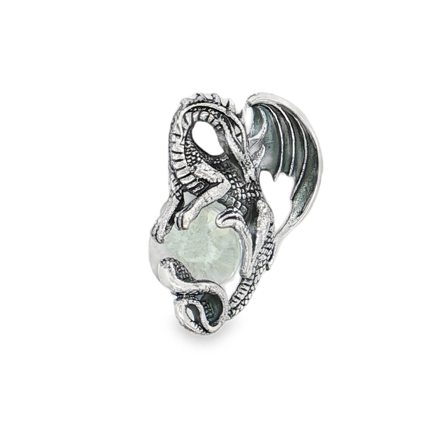 Ce magnifique pendentif en argent massif (finition vieillie) met en scène un dragon fantastique sculpté avec une grande précision. Créature de légende et symbole de protection, le dragon est représenté en train d'enlacer une délicate sphère centrale.<br/>Le cœur du pendentif abrite une bille translucide, enserrée par les griffes et la queue sinueuse du dragon.<br/>Un bijou au style gothique, féerique ou médiéval, idéal pour les passionnés d'univers fantastiques. Dragon Rond Adolescent Adulte Animaux Femme Fille Garçon Homme Indémodable Mixte Symboles Ce magnifique pendentif en argent massif (finition vieillie) met en scène un dragon fantastique sculpté avec une grande précision. Créature de légende et symbole de protection, le dragon est représenté en train d'enlacer une délicate sphère centrale.<br/>Le cœur du pendentif abrite une bille translucide, enserrée par les griffes et la queue sinueuse du dragon.<br/>Un bijou au style gothique, féerique ou médiéval, idéal pour les passionnés d'univers fantastiques. Dragon Rond Adolescent Adulte Animaux Femme Fille Garçon Homme Indémodable Mixte Symboles