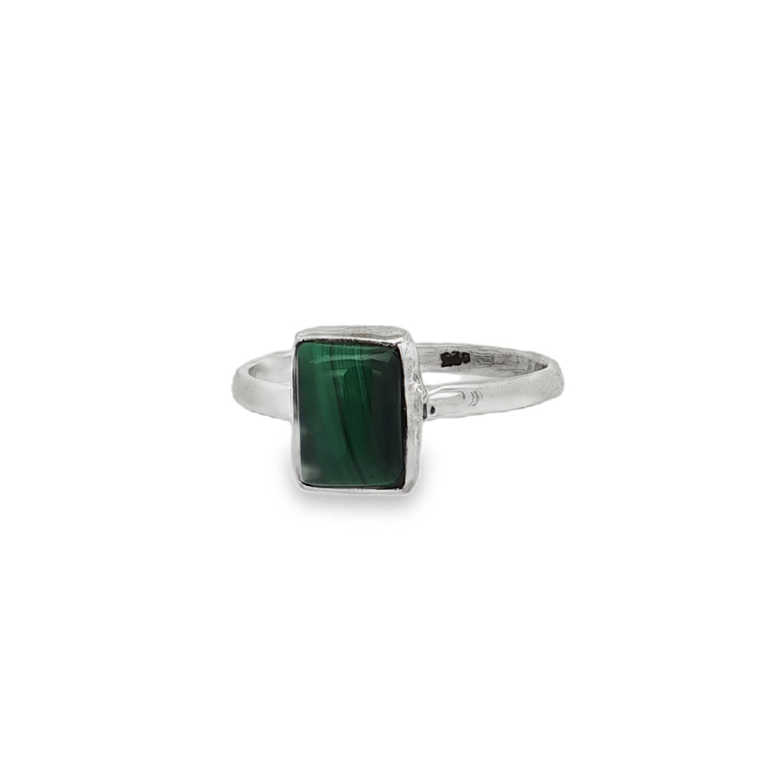 Découvrez cette élégante bague solitaire en argent 925/000, rehaussée d'une malachite à la coupe émeraude captivante.<br/>La pierre, taillée en cabochon, révèle des nuances de vert profondes.<br/>Un bijou qui allie l'éclat de l'argent à la beauté naturelle de la malachite, parfait pour ajouter une touche d'élégance à votre style. Rectangle Solitaire Adolescent Adulte Femme Fille Indémodable Découvrez cette élégante bague solitaire en argent 925/000, rehaussée d'une malachite à la coupe émeraude captivante.<br/>La pierre, taillée en cabochon, révèle des nuances de vert profondes.<br/>Un bijou qui allie l'éclat de l'argent à la beauté naturelle de la malachite, parfait pour ajouter une touche d'élégance à votre style. Rectangle Solitaire Adolescent Adulte Femme Fille Indémodable