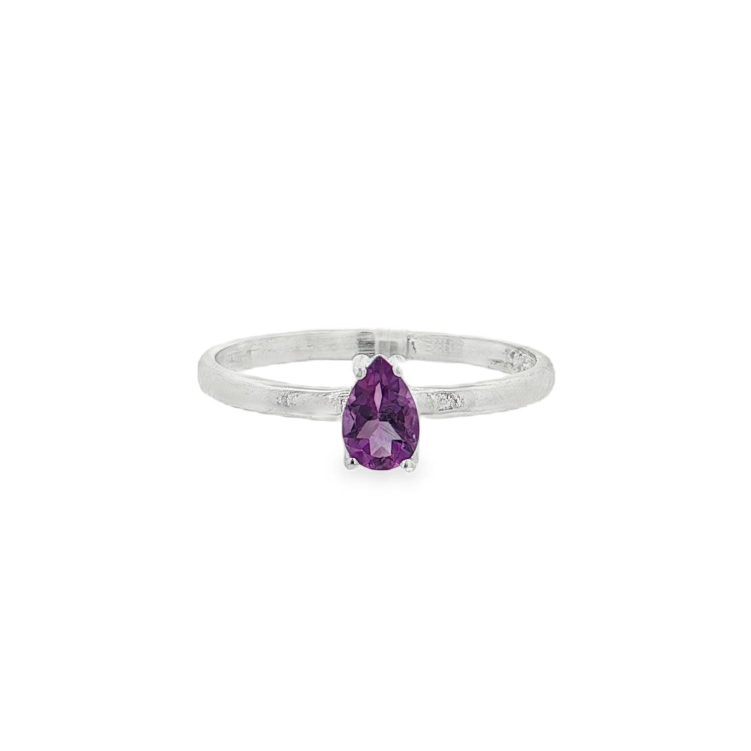 Sublime bague solitaire en argent 925/000, ornée d'une améthyste violette taillée en poire avec une brillance éclatante.<br/>La monture en argent blanc met en valeur l'intensité de la gemme, créant un bijou à la fois raffiné et contemporain. Ovale Solitaire Adolescent Adulte Femme Fille Indémodable Sublime bague solitaire en argent 925/000, ornée d'une améthyste violette taillée en poire avec une brillance éclatante.<br/>La monture en argent blanc met en valeur l'intensité de la gemme, créant un bijou à la fois raffiné et contemporain. Ovale Solitaire Adolescent Adulte Femme Fille Indémodable