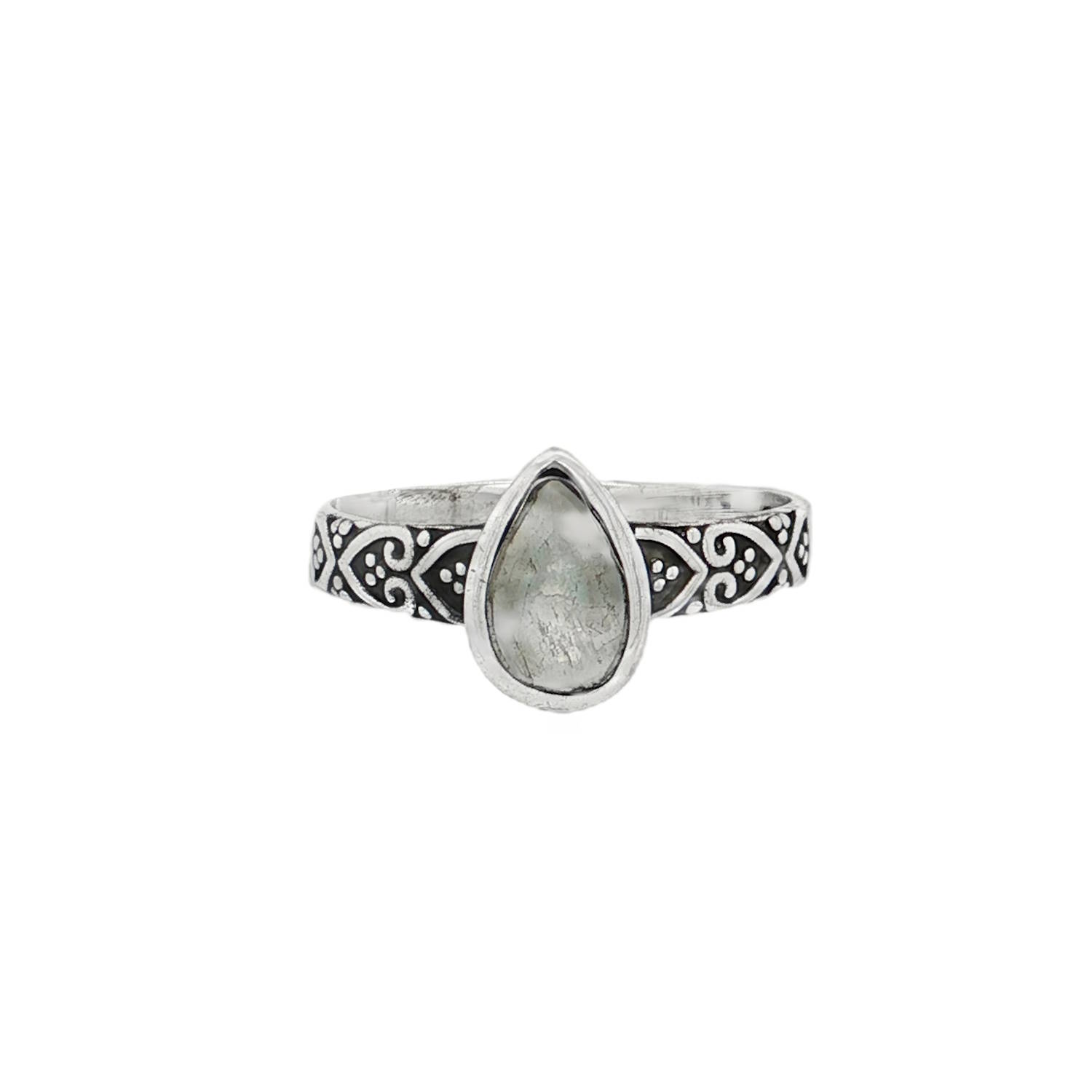 Cette bague solitaire en argent 925/000 arbore une pierre de lune taillée en cabochon poire, capturant un éclat bleu mystique.<br/>Le design délicat du corps de bague ajoute une touche d'élégance bohème à cette pièce unique.<br/>Un bijou parfait pour celles qui cherchent à exprimer leur individualité avec une touche de raffinement. Ovale Solitaire Adolescent Adulte Femme Fille Indémodable Cette bague solitaire en argent 925/000 arbore une pierre de lune taillée en cabochon poire, capturant un éclat bleu mystique.<br/>Le design délicat du corps de bague ajoute une touche d'élégance bohème à cette pièce unique.<br/>Un bijou parfait pour celles qui cherchent à exprimer leur individualité avec une touche de raffinement. Ovale Solitaire Adolescent Adulte Femme Fille Indémodable