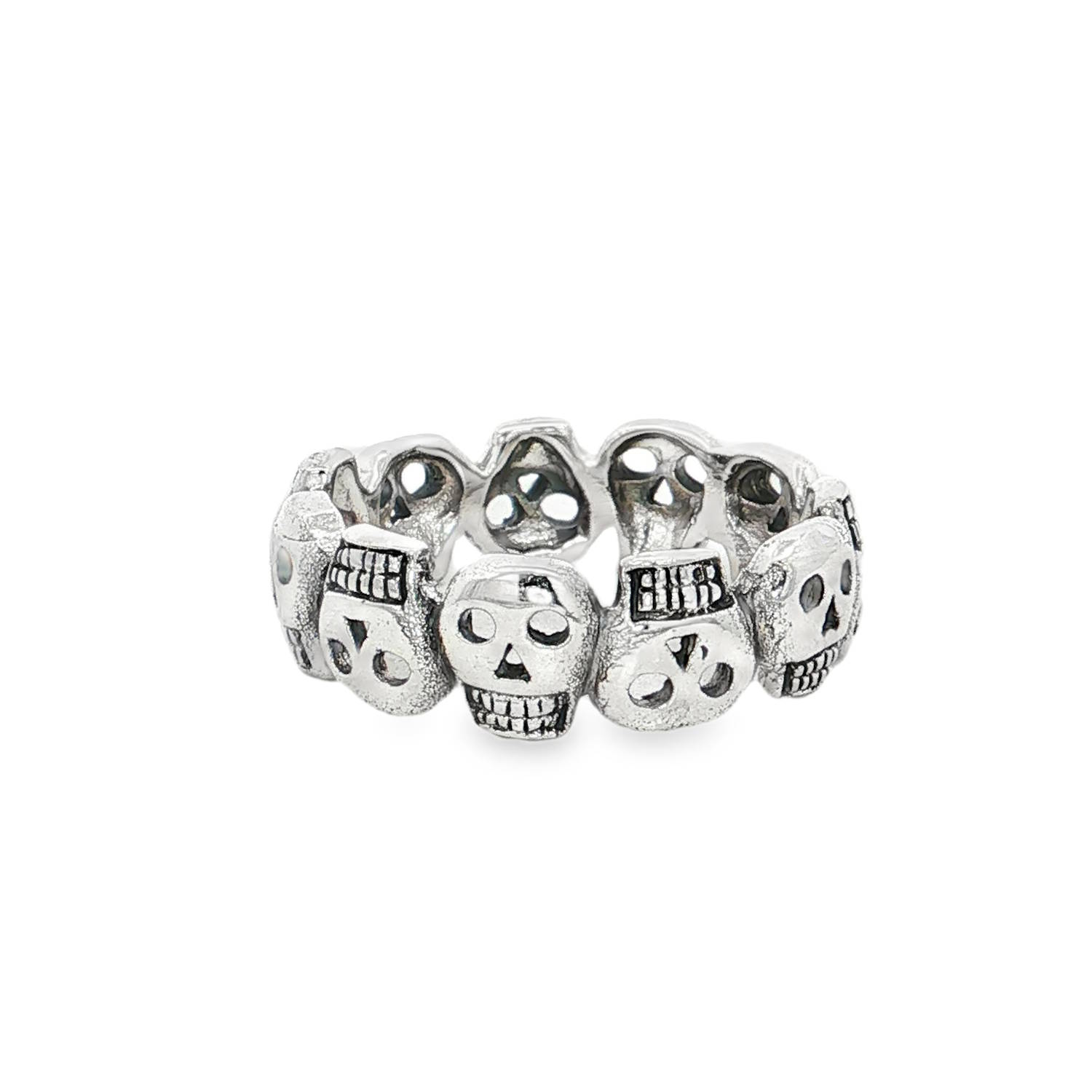 Cette bague de style gothique et rock se distingue par son design audacieux et texturé. Conçue entièrement en argent, elle prend la forme d'un anneau composé d'une succession de crânes sculptés.<br/>Une ronde continue de têtes de mort (skulls) minutieusement détaillées, reliées les unes aux autres pour former l'anneau. Tête de mort Adolescent Adulte Femme Fille Garçon Homme Indémodable Mixte Cette bague de style gothique et rock se distingue par son design audacieux et texturé. Conçue entièrement en argent, elle prend la forme d'un anneau composé d'une succession de crânes sculptés.<br/>Une ronde continue de têtes de mort (skulls) minutieusement détaillées, reliées les unes aux autres pour former l'anneau. Tête de mort Adolescent Adulte Femme Fille Garçon Homme Indémodable Mixte