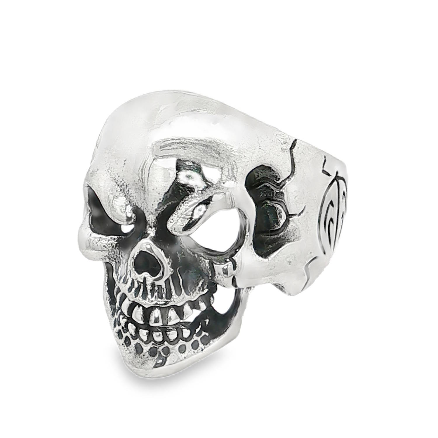 Cette bague imposante en argent arbore un style gothique, punk et résolument audacieux. Elle représente un crâne humain stylisé avec un travail de sculpture remarquable et un grand sens du détail.<br/>C'est un bijou de type chevalière, large et robuste, conçu pour être une pièce maîtresse (souvent portée sur le majeur, l'index ou le pouce). Tête de mort Adolescent Adulte Femme Fille Garçon Homme Indémodable Mixte Cette bague imposante en argent arbore un style gothique, punk et résolument audacieux. Elle représente un crâne humain stylisé avec un travail de sculpture remarquable et un grand sens du détail.<br/>C'est un bijou de type chevalière, large et robuste, conçu pour être une pièce maîtresse (souvent portée sur le majeur, l'index ou le pouce). Tête de mort Adolescent Adulte Femme Fille Garçon Homme Indémodable Mixte