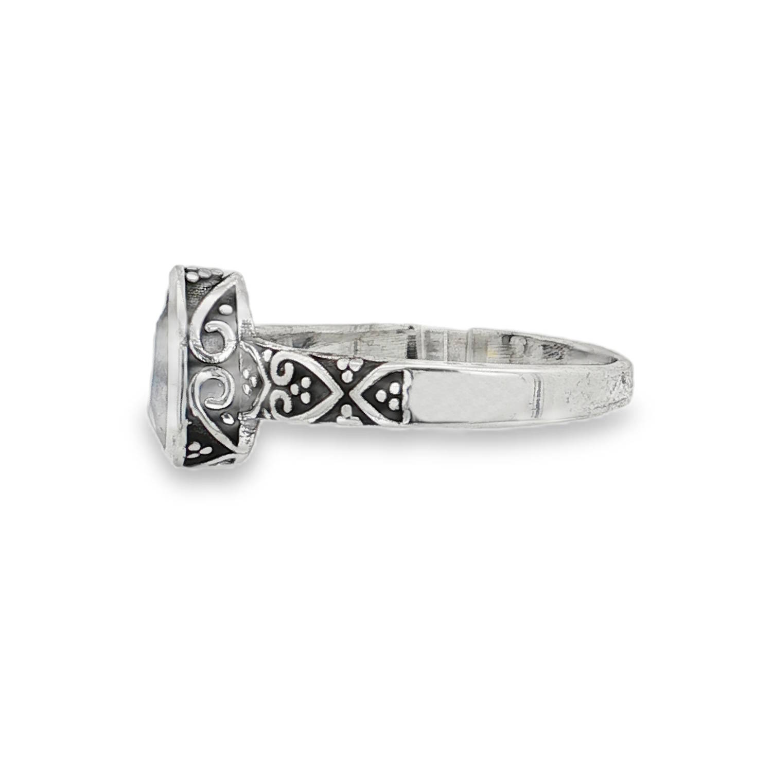 Cette bague solitaire en argent 925/000 arbore une pierre de lune taillée en cabochon poire, capturant un éclat bleu mystique.<br/>Le design délicat du corps de bague ajoute une touche d'élégance bohème à cette pièce unique.<br/>Un bijou parfait pour celles qui cherchent à exprimer leur individualité avec une touche de raffinement. Ovale Solitaire Adolescent Adulte Femme Fille Indémodable Cette bague solitaire en argent 925/000 arbore une pierre de lune taillée en cabochon poire, capturant un éclat bleu mystique.<br/>Le design délicat du corps de bague ajoute une touche d'élégance bohème à cette pièce unique.<br/>Un bijou parfait pour celles qui cherchent à exprimer leur individualité avec une touche de raffinement. Ovale Solitaire Adolescent Adulte Femme Fille Indémodable