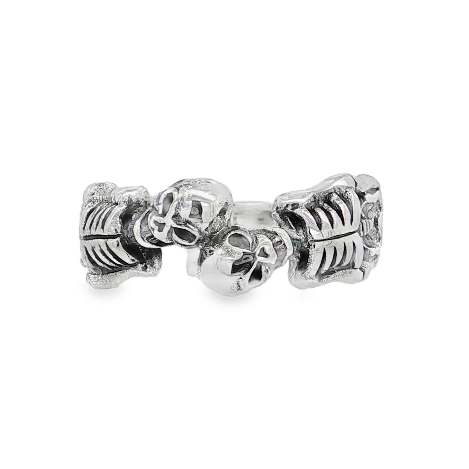 Arborez un style audacieux avec cette bague en argent 925/000, ornée de têtes de mort finement détaillées.<br/>Son design unique et expressif en fait un accessoire saisissant pour affirmer votre personnalité.<br/>Un bijou distinctif, parfait pour les amateurs d'esthétique sombre et recherchée. Tête de mort Adolescent Adulte Fille Garçon Indémodable Mixte Symboles Arborez un style audacieux avec cette bague en argent 925/000, ornée de têtes de mort finement détaillées.<br/>Son design unique et expressif en fait un accessoire saisissant pour affirmer votre personnalité.<br/>Un bijou distinctif, parfait pour les amateurs d'esthétique sombre et recherchée. Tête de mort Adolescent Adulte Fille Garçon Indémodable Mixte Symboles