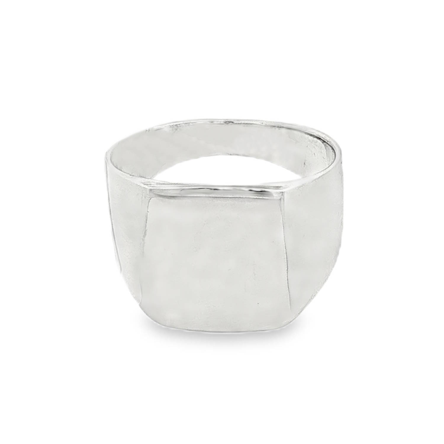 Arborez un style à la fois classique et résolument moderne avec cette bague chevalière en argent 925/000.<br/>Conçue pour ceux qui apprécient l'élégance intemporelle, elle se distingue par son design minimaliste et ses finitions soignées.<br/>Un plateau de forme carrée aux angles délicatement adoucis, offrant une surface lisse et brillante. Cet espace vierge est idéal pour rester minimaliste ou pour accueillir une gravure personnalisée (initiales, armoiries ou symbole). Chevalière Adolescent Adulte Femme Fille Garçon Gravure Homme Indémodable Mixte Arborez un style à la fois classique et résolument moderne avec cette bague chevalière en argent 925/000.<br/>Conçue pour ceux qui apprécient l'élégance intemporelle, elle se distingue par son design minimaliste et ses finitions soignées.<br/>Un plateau de forme carrée aux angles délicatement adoucis, offrant une surface lisse et brillante. Cet espace vierge est idéal pour rester minimaliste ou pour accueillir une gravure personnalisée (initiales, armoiries ou symbole). Chevalière Adolescent Adulte Femme Fille Garçon Gravure Homme Indémodable Mixte
