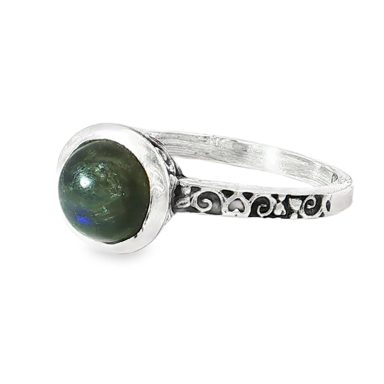 Cette élégante bague de style vintage et bohème se distingue par son allure intemporelle et ses détails soignés.<br/>La bague est sertie d'une pierre fine de forme cabochon (ronde et bombée, sans facettes). De couleur sombre (type labradorite), elle est solidement maintenue par un serti clos lisse et épuré.<br/>L'anneau est travaillé avec finesse, arborant une frise ciselée de motifs de cœurs et de volutes ajourés qui font tout le tour de la bague. Ce travail d'orfèvrerie apporte une touche romantique et délicate à l'ensemble. Rond Adolescent Adulte Femme Fille Indémodable Cette élégante bague de style vintage et bohème se distingue par son allure intemporelle et ses détails soignés.<br/>La bague est sertie d'une pierre fine de forme cabochon (ronde et bombée, sans facettes). De couleur sombre (type labradorite), elle est solidement maintenue par un serti clos lisse et épuré.<br/>L'anneau est travaillé avec finesse, arborant une frise ciselée de motifs de cœurs et de volutes ajourés qui font tout le tour de la bague. Ce travail d'orfèvrerie apporte une touche romantique et délicate à l'ensemble. Rond Adolescent Adulte Femme Fille Indémodable
