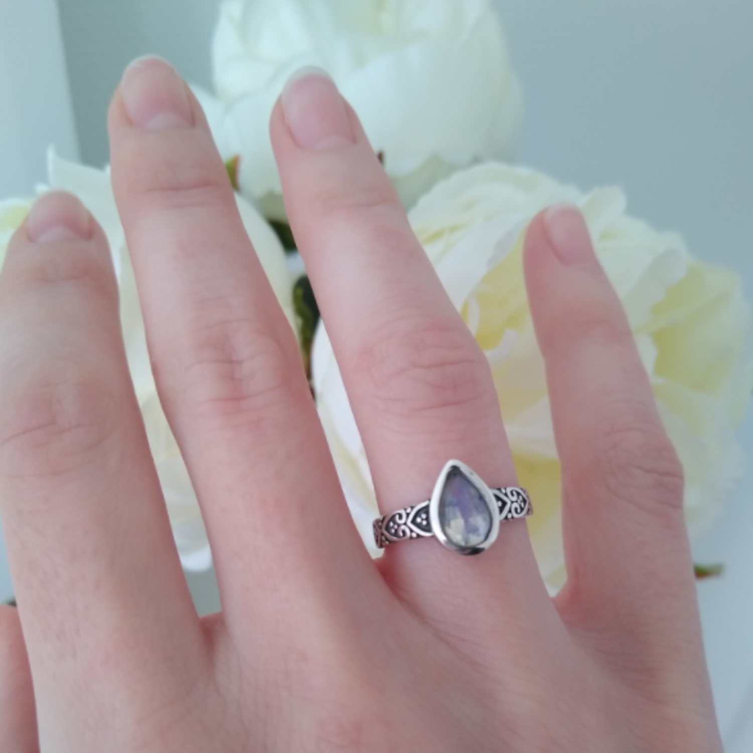 Cette bague solitaire en argent 925/000 arbore une pierre de lune taillée en cabochon poire, capturant un éclat bleu mystique.<br/>Le design délicat du corps de bague ajoute une touche d'élégance bohème à cette pièce unique.<br/>Un bijou parfait pour celles qui cherchent à exprimer leur individualité avec une touche de raffinement. Ovale Solitaire Adolescent Adulte Femme Fille Indémodable Cette bague solitaire en argent 925/000 arbore une pierre de lune taillée en cabochon poire, capturant un éclat bleu mystique.<br/>Le design délicat du corps de bague ajoute une touche d'élégance bohème à cette pièce unique.<br/>Un bijou parfait pour celles qui cherchent à exprimer leur individualité avec une touche de raffinement. Ovale Solitaire Adolescent Adulte Femme Fille Indémodable