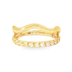 Ce piercing présente un design sophistiqué et moderne, idéal pour celles et ceux qui recherchent une pièce à la fois texturée et lumineuse. Bien que son aspect doré évoque l'or massif, il est conçu en acier chirurgical, alliant ainsi durabilité et éclat. La partie supérieure arbore une tige lisse aux courbes organiques et ondulées, apportant une touche de fluidité et de modernité. La partie inférieure est un anneau rigide entièrement serti de cristaux clairs étincelants, offrant un contraste brillant avec la finition polie du métal.