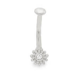 Ce piercing pour le nombril combine élégance classique et détails d'inspiration bohème-chic. Conçu avec une barre courbée en acier chirurgical 316L, il met en avant un motif floral délicat et finement travaillé. L'extrémité inférieure arbore une marguerite stylisée. Le centre est orné d'un cristal de zircon clair brillant, entouré d'une double rangée de petites billes d'acier qui apportent du relief et une texture raffinée.