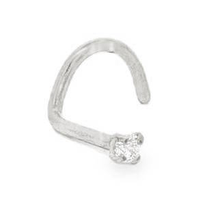 Apportez une touche d'éclat discret et raffiné à votre visage avec ce piercing de nez classique et intemporel. Conçu pour allier confort et esthétique, ce bijou est un indispensable pour sublimer votre style au quotidien. Orné d'un cristal clair taillé avec précision pour capturer la lumière à chaque mouvement. Fabriqué en acier chirurgical 316L, un matériau reconnu pour sa durabilité, sa résistance à la corrosion et ses propriétés hypoallergéniques.