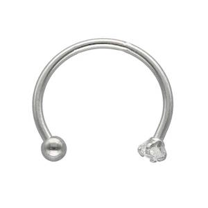 Apportez une touche d'éclat et de modernité à votre style avec ce piercing de type fer à cheval (circular barbell). Conçu spécifiquement pour allier confort et esthétique, ce bijou est un indispensable pour sublimer un piercing au septum ou à la narine. Ce bijou se distingue par ses deux extrémités différentes. D'un côté, une boule lisse classique et polie ; de l'autre, un cristal transparent griffé qui capte la lumière pour un effet brillant garanti. Fabriqué en acier inoxydable 316L (acier chirurgical), ce piercing est reconnu pour sa grande résistance à la corrosion et sa durabilité. Sa finition miroir offre un aspect argenté éclatant. Bien que parfait pour le nez (septum ou aile du nez), son format fer à cheval permet également de l'utiliser pour certains piercings d'oreille (comme le tragus ou l'hélix).