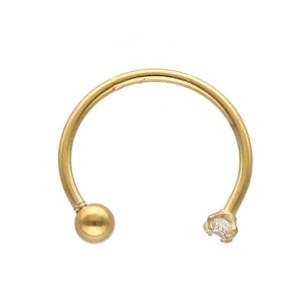Apportez une touche d'éclat et de modernité à votre style avec ce piercing de type fer à cheval (circular barbell). Conçu spécifiquement pour allier confort et esthétique, ce bijou est un indispensable pour sublimer un piercing au septum ou à la narine. Ce bijou se distingue par ses deux extrémités différentes. D'un côté, une boule lisse classique et polie ; de l'autre, un cristal transparent griffé qui capte la lumière pour un effet brillant garanti. Fabriqué en acier inoxydable 316L (acier chirurgical), ce piercing est reconnu pour sa grande résistance à la corrosion et sa durabilité. Sa finition miroir offre un aspect argenté éclatant. Bien que parfait pour le nez (septum ou aile du nez), son format fer à cheval permet également de l'utiliser pour certains piercings d'oreille (comme le tragus ou l'hélix).