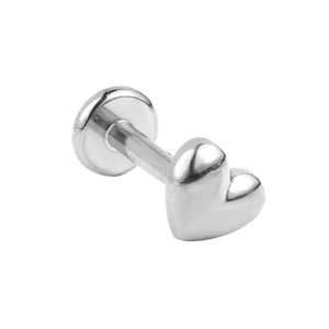 Piercing en forme de cœur en acier chirurgical argenté.