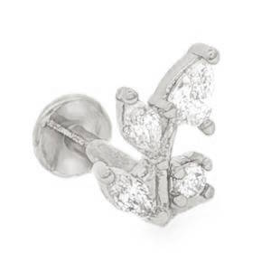 Ce piercing arbore un design délicat et organique, parfait pour apporter une touche d'éclat subtile à votre oreille. Inspiré par la nature, ce bijou présente un motif floral ou végétal composé de quatre cristaux scintillants. L'agencement évoque une petite branche. Fabriqué en acier chirurgical 316L, reconnu pour sa haute résistance à la corrosion et ses propriétés hypoallergéniques.