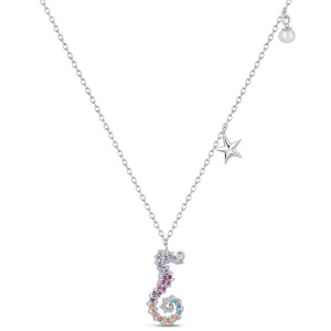 Collier composé d'une chaîne en argent 925/000 assorti d'une étoile, d'une perle et d'un pendentif en forme d'hippocampe serti d'oxydes de zirconium multicolores.