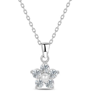 Collier composé d'une chaîne en argent 925/000 et d'un pendentif en forme de fleur sertie d'oxydes de zirconium blancs et surmontée d'une perle.