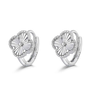 Boucle d'oreilles créoles en argent 925/000 rhodié surmontée d'un trèfle.