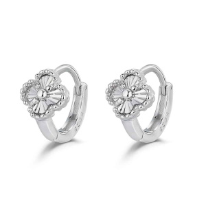 Boucle d'oreilles créoles en argent 925/000 rhodié surmontée d'un trèfle.