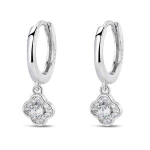Boucle d'oreilles créoles en argent 925/000 rhodié avec un pendant trèfle serti d'oxydes de zirconium blancs.