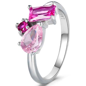 Bague en argent 925/000 ornée de trois oxydes de zirconium rose sertis griffes.